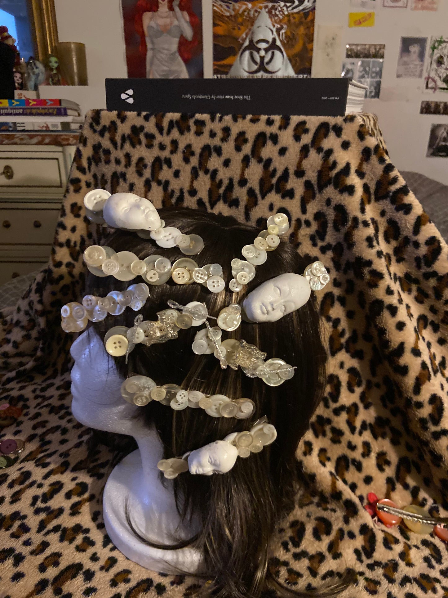Grande barrette à boutons avec visage