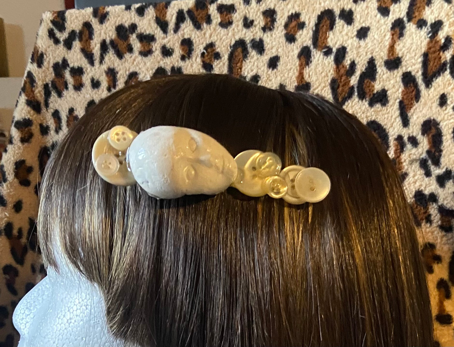 Grande barrette à boutons avec visage