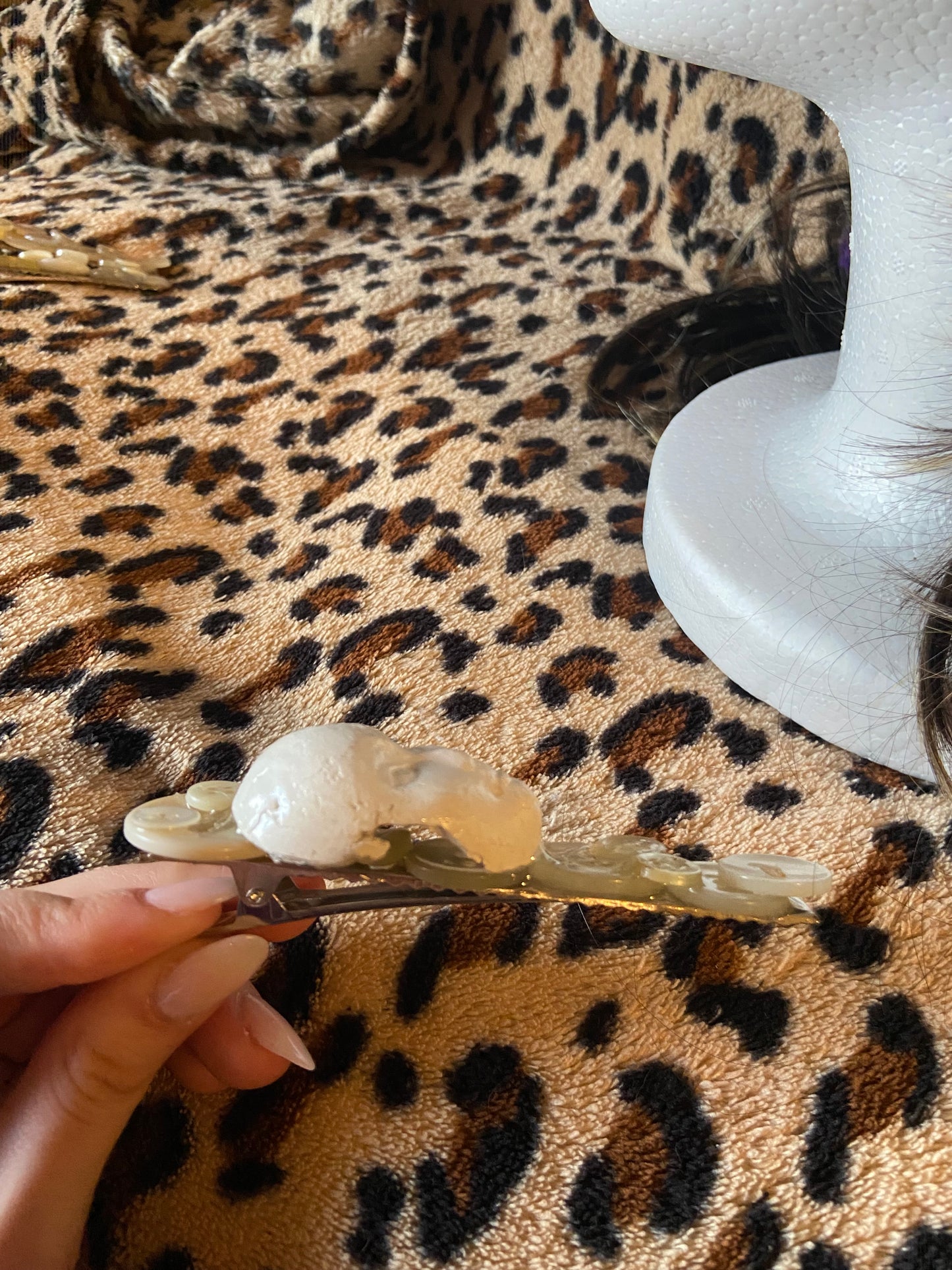 Grande barrette à boutons avec visage