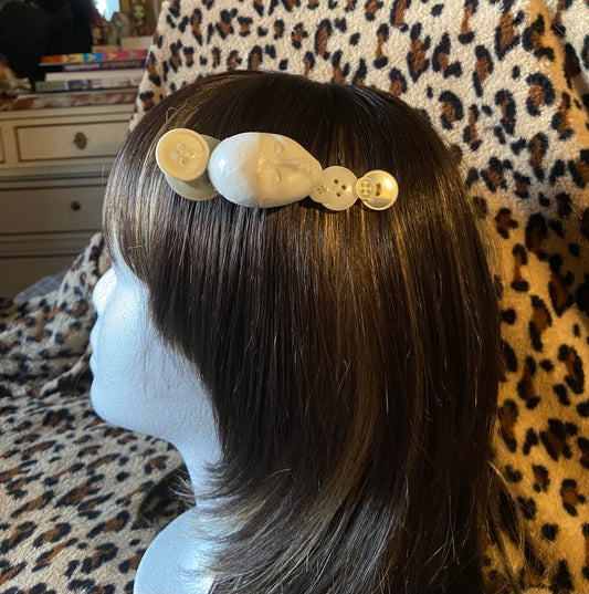 Grande barrette à boutons avec visage