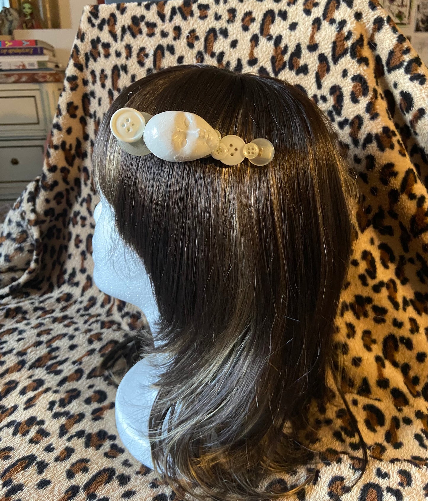Grande barrette à boutons avec visage