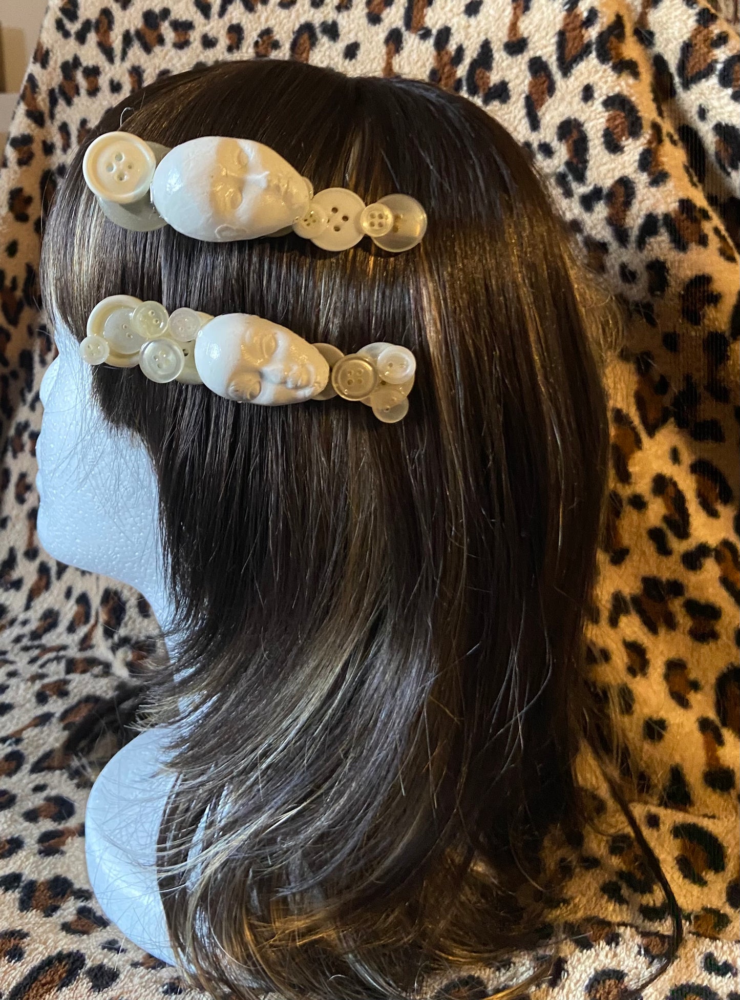 Grande barrette à boutons avec visage
