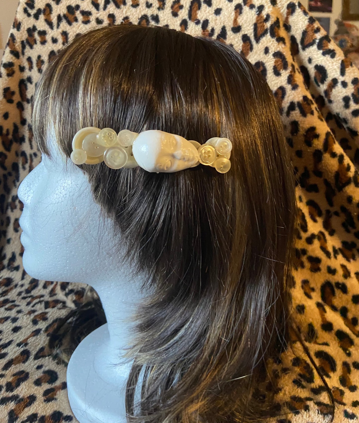 Grande barrette à boutons avec visage