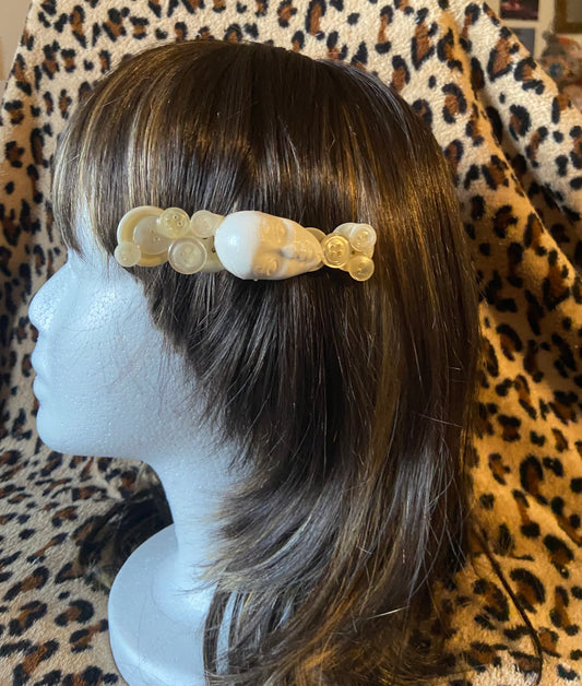 Grande barrette à boutons avec visage