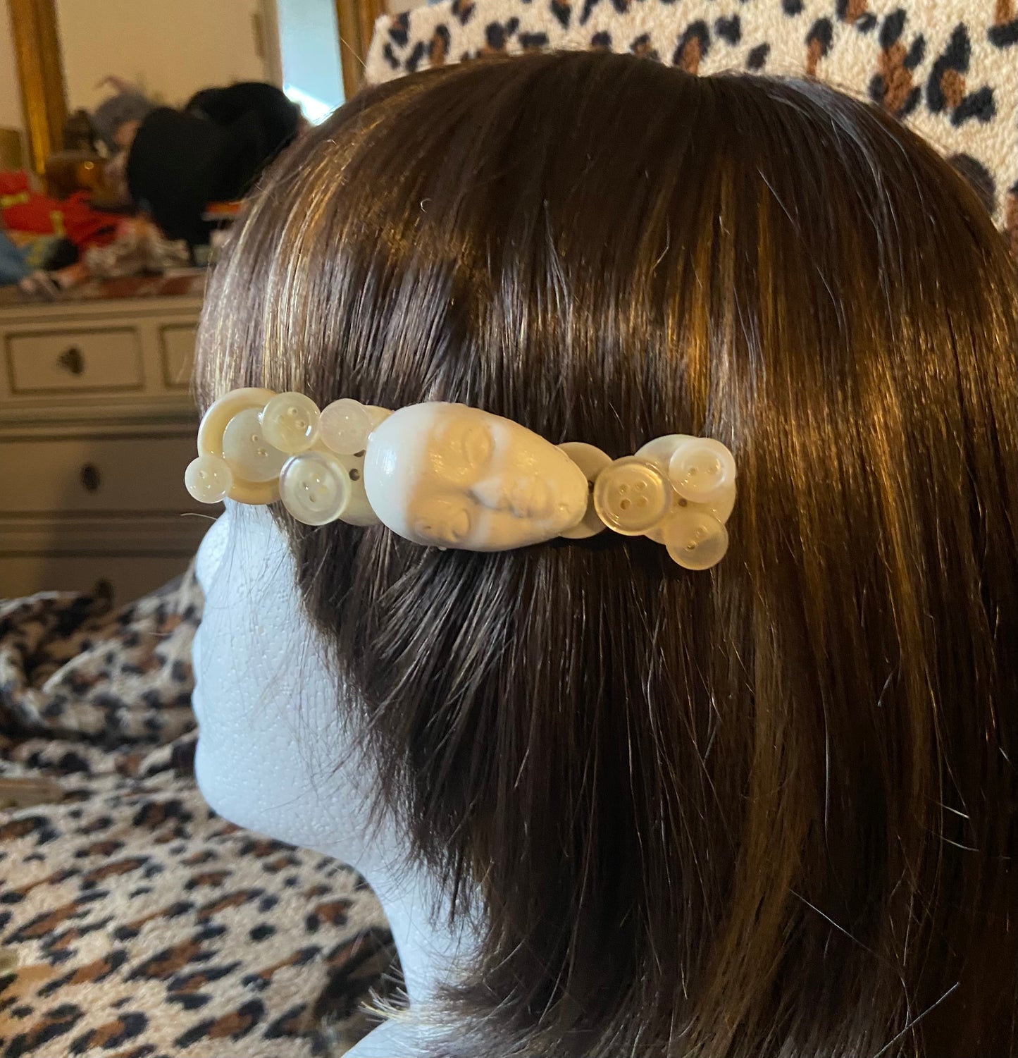 Grande barrette à boutons avec visage