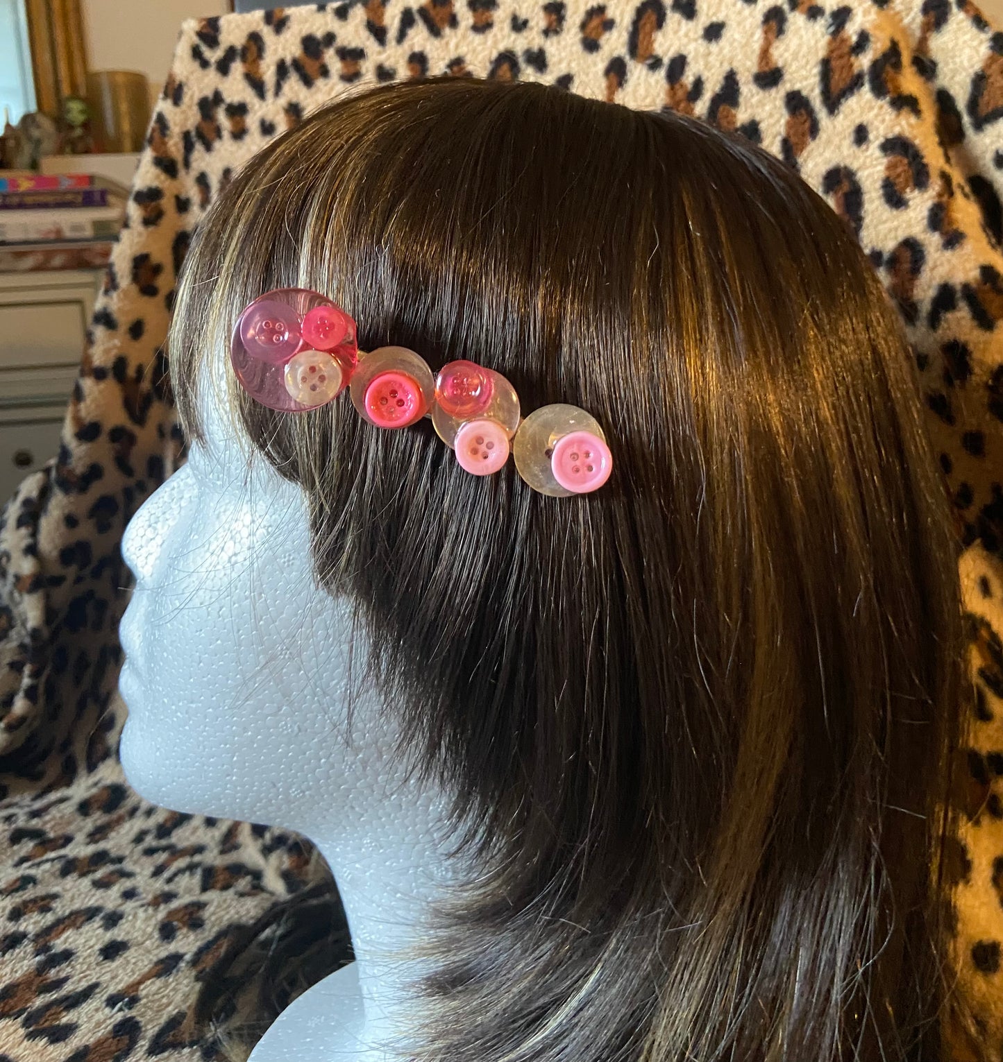 Barrette à boutons blanc et rose.