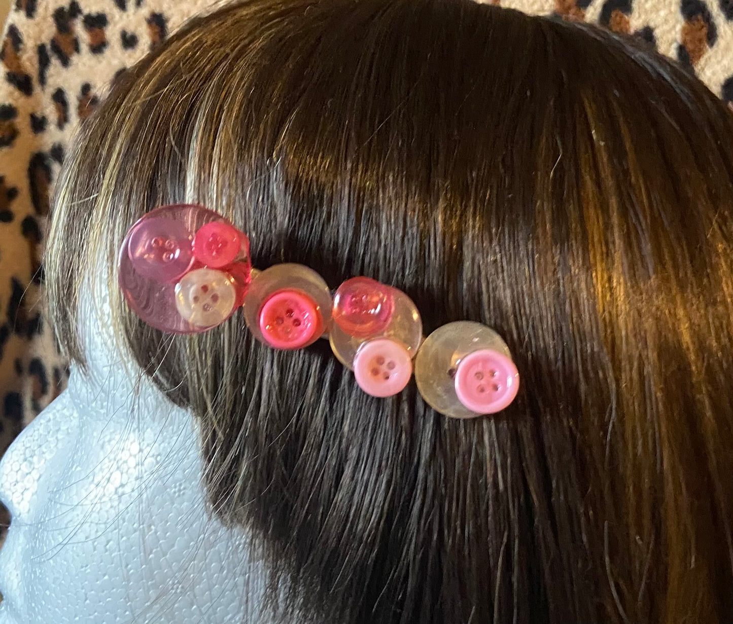 Barrette à boutons blanc et rose.
