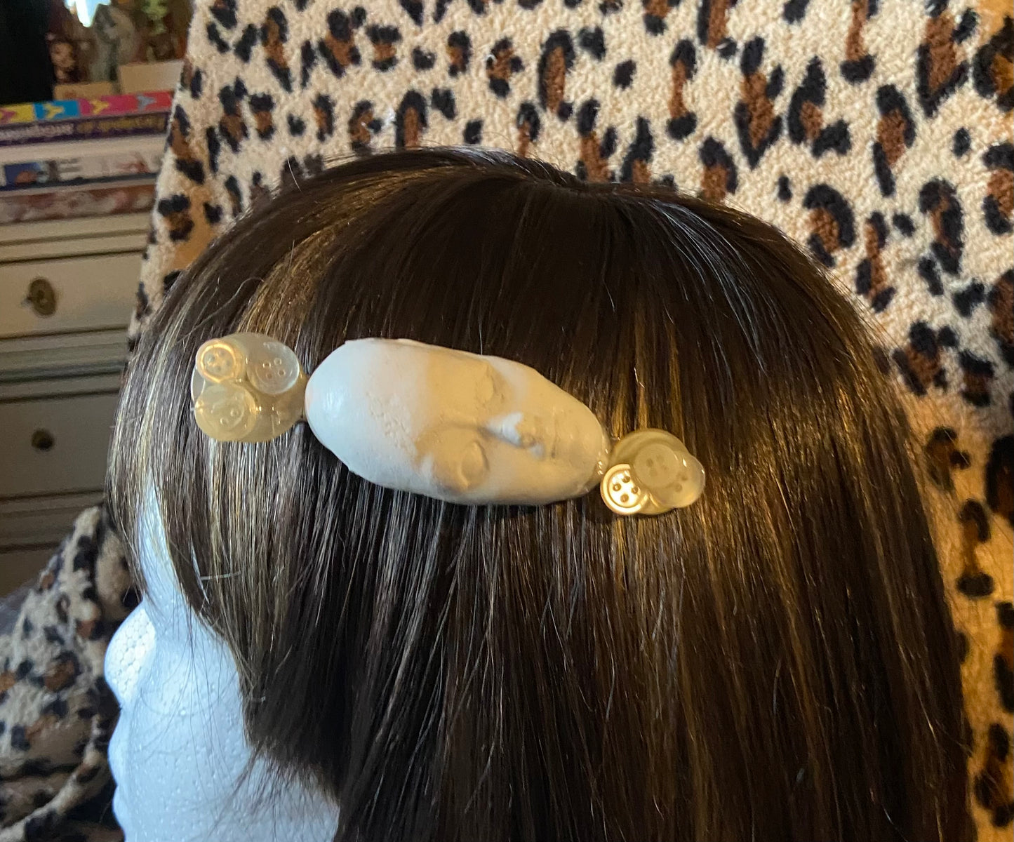 Grande barrette à boutons avec visage