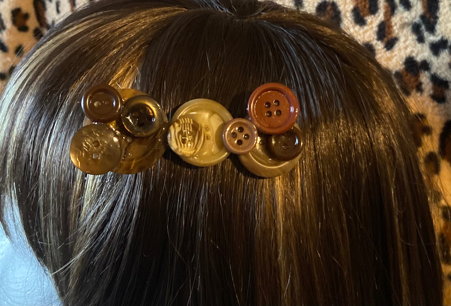 Barrette à boutons marron