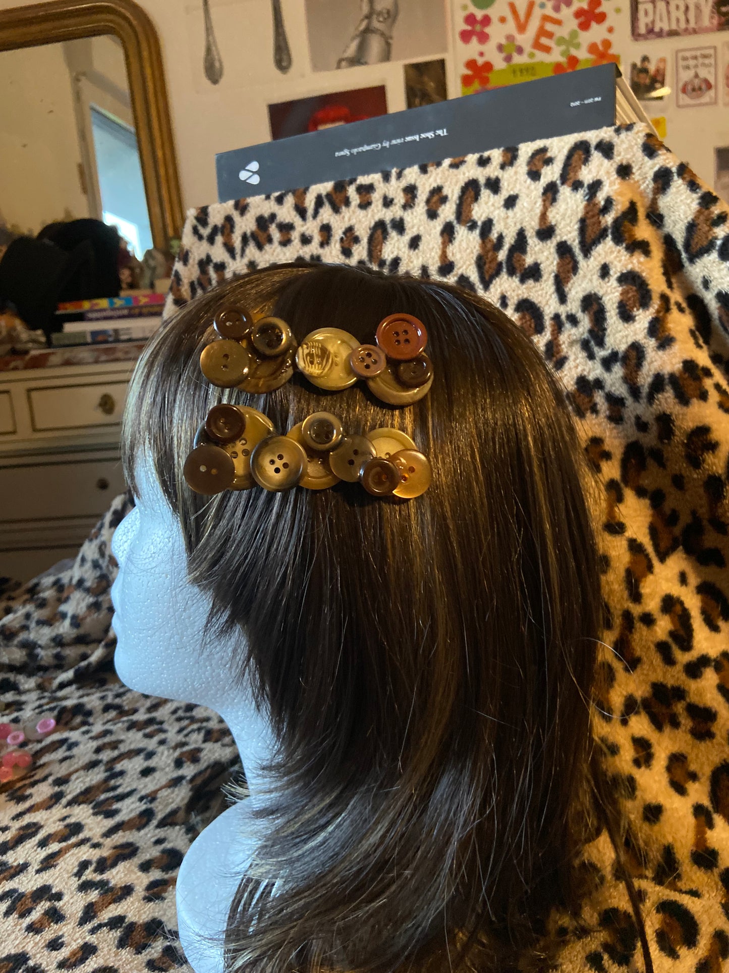 Barrette à boutons marron