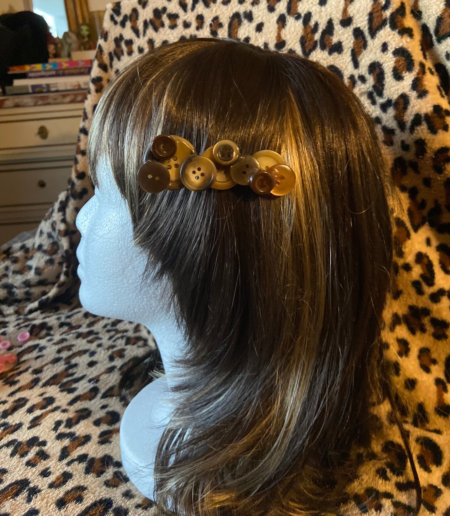 Barrette à boutons marron