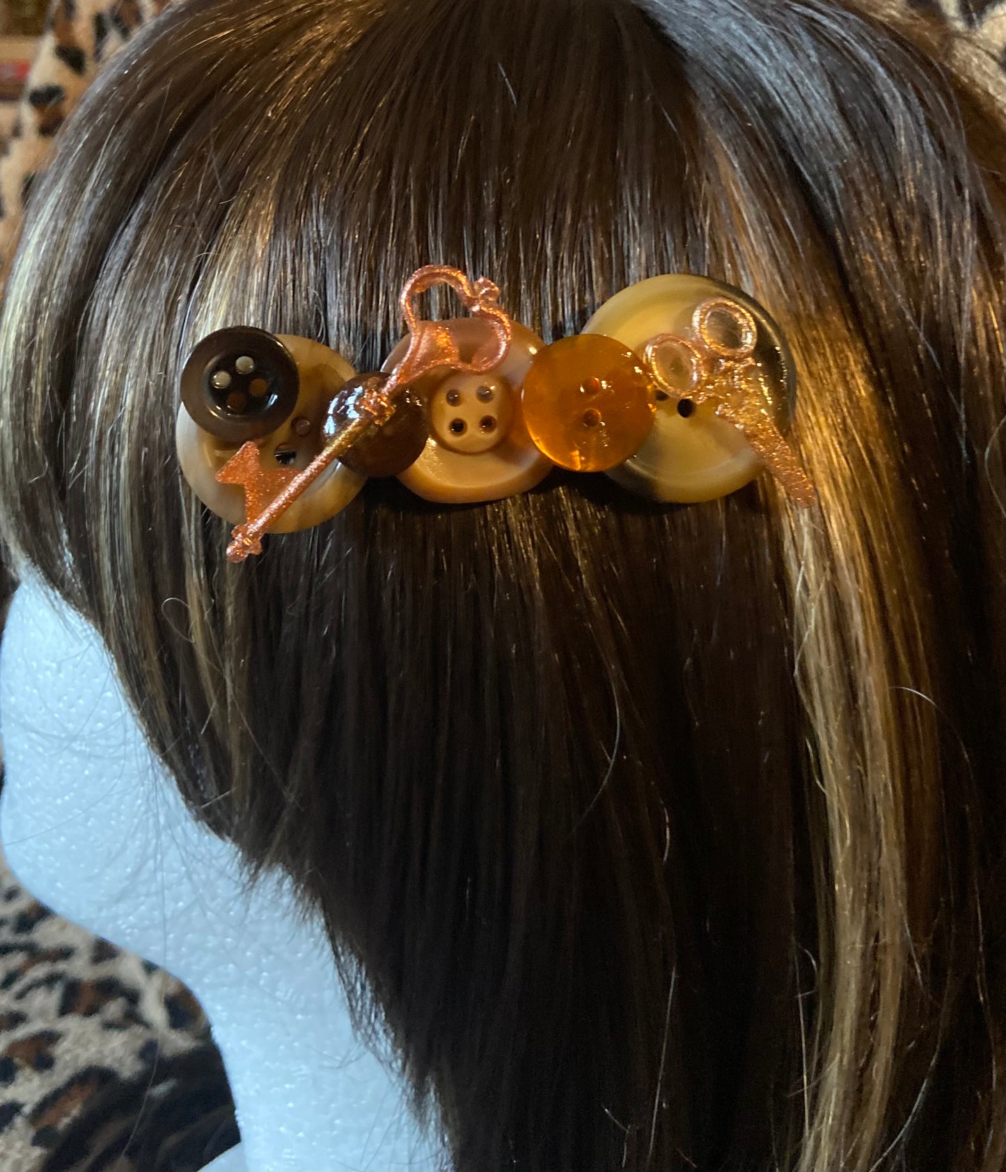 Barrette à boutons avec clé et ciseaux en résille
