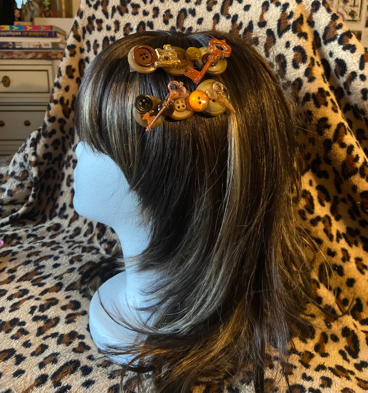 Barrette à boutons avec clé et ciseaux en résille