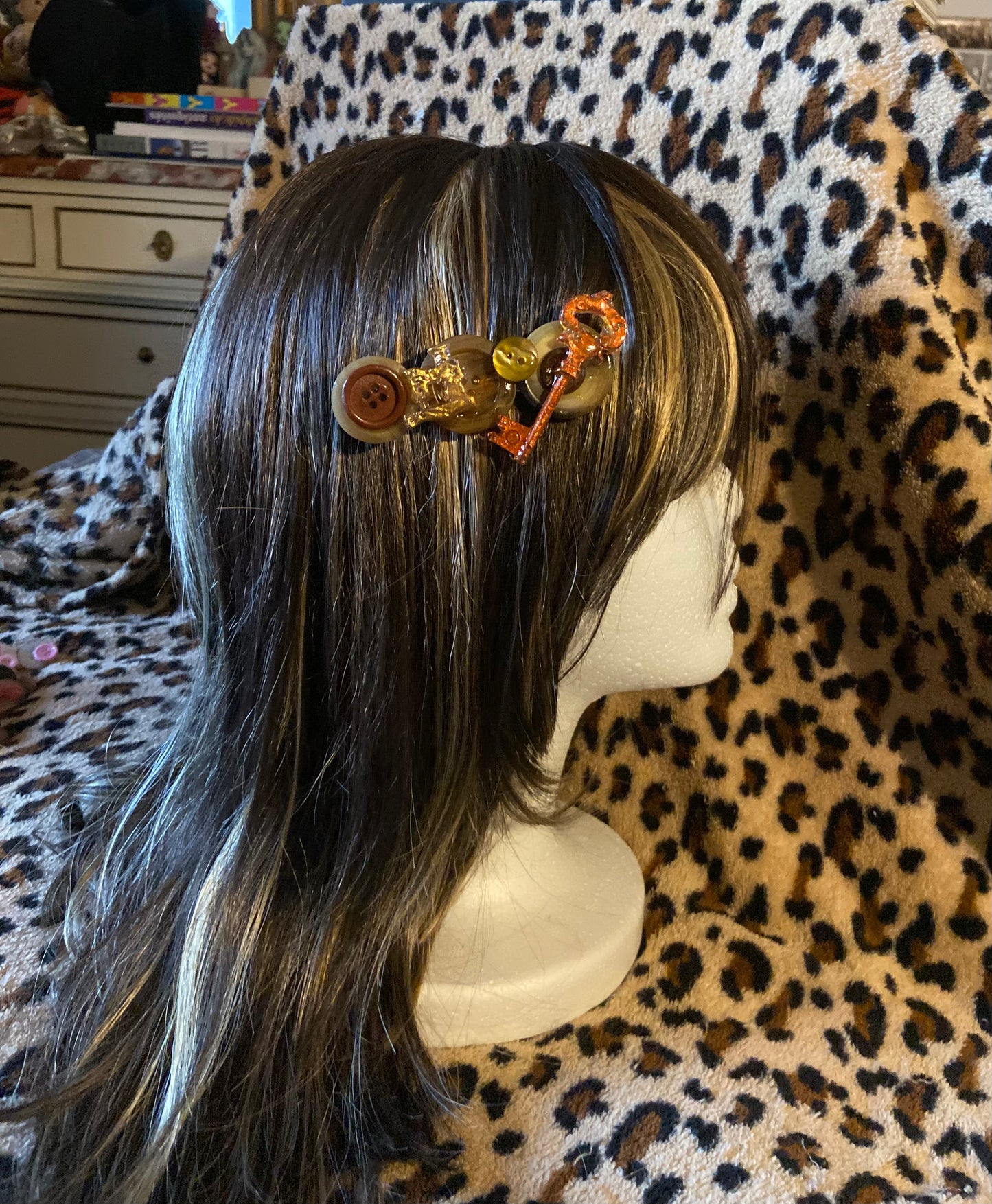Barrette à boutons avec clé et machine a coudre