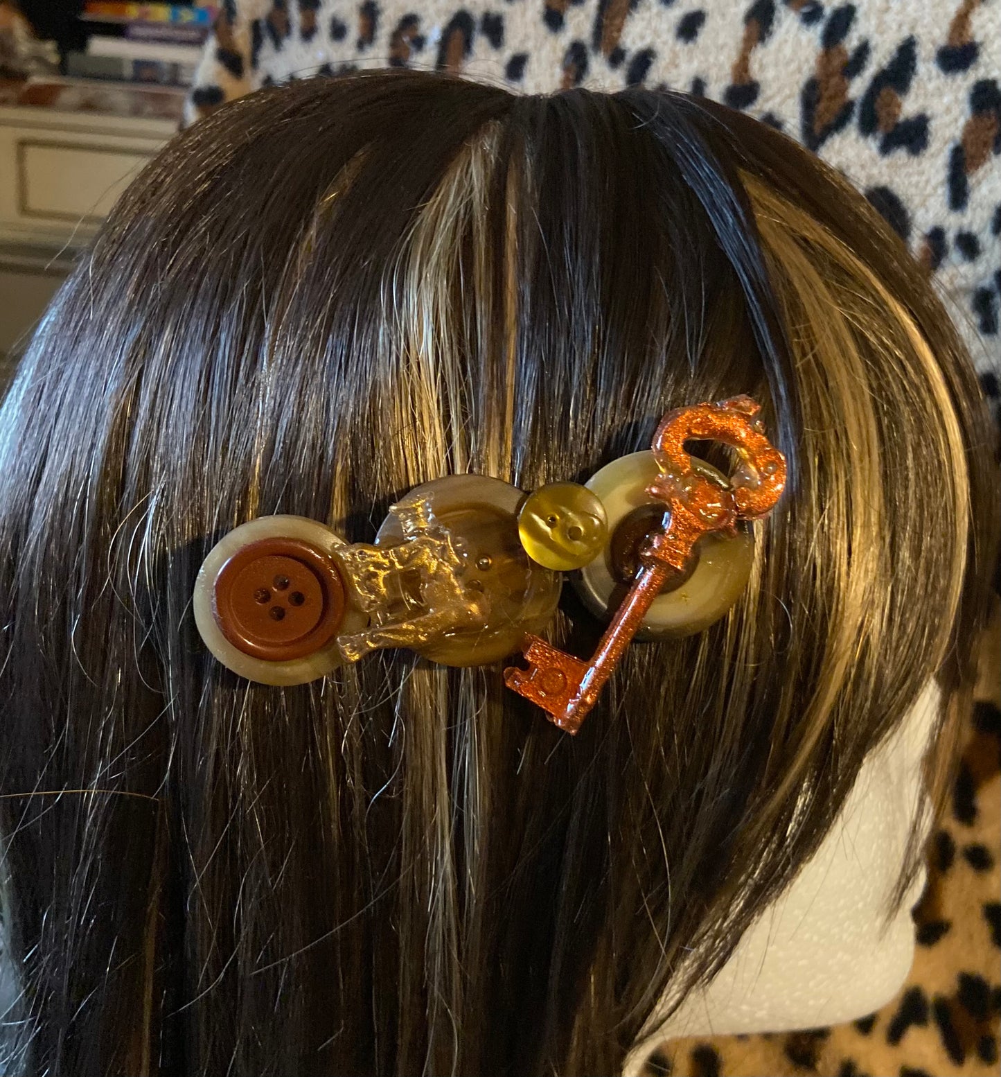 Barrette à boutons avec clé et machine a coudre