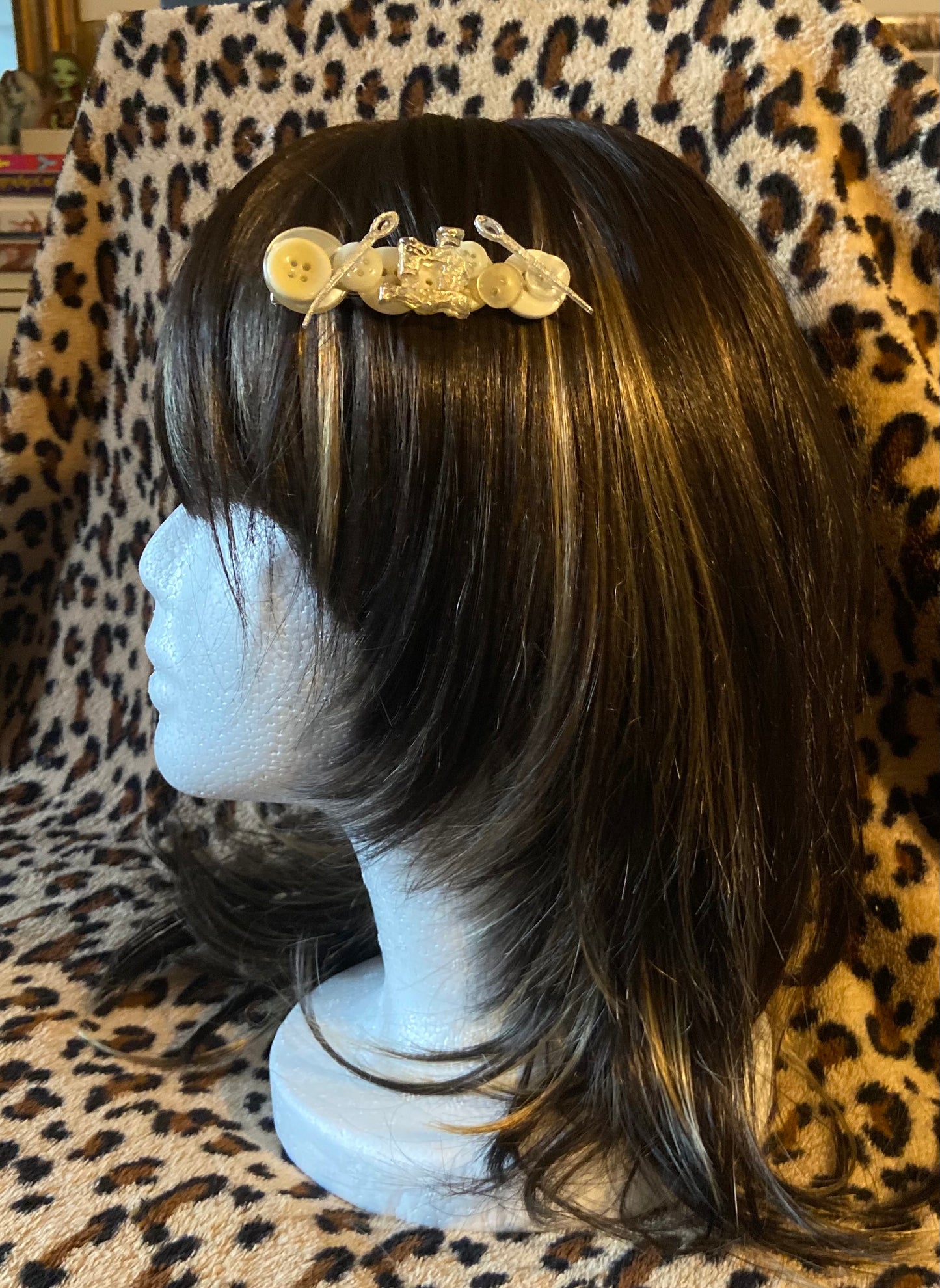 Barrette à boutons avec machine à coudre et aiguilles en résille