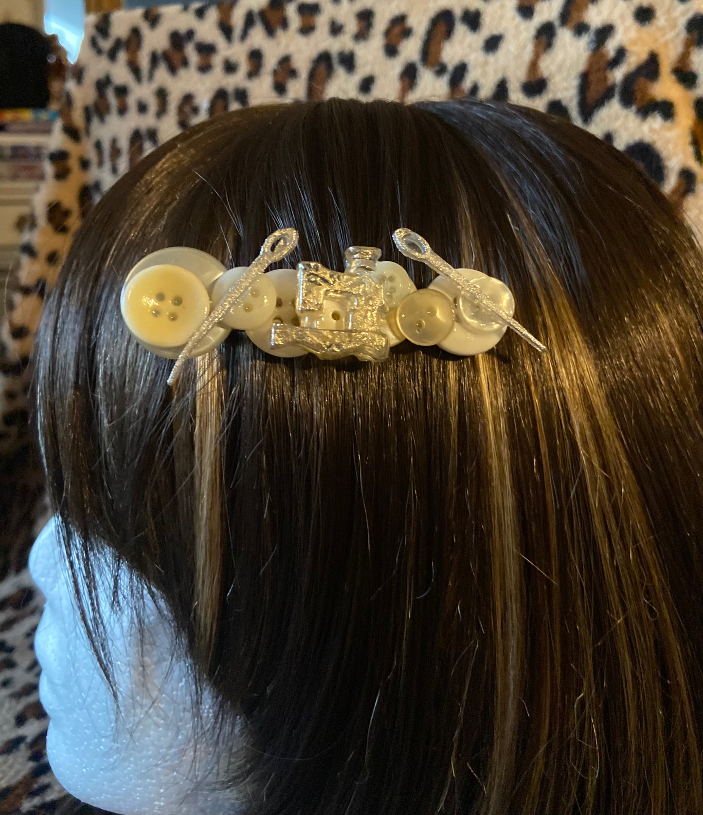 Barrette à boutons avec machine à coudre et aiguilles en résille