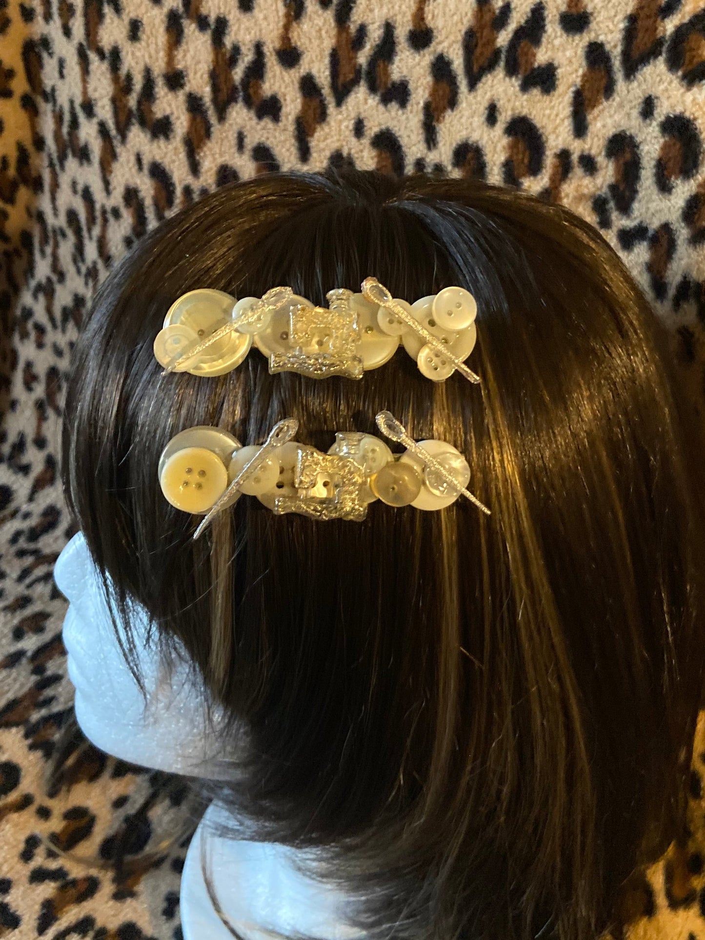 Barrette à boutons avec machine à coudre et aiguilles en résille