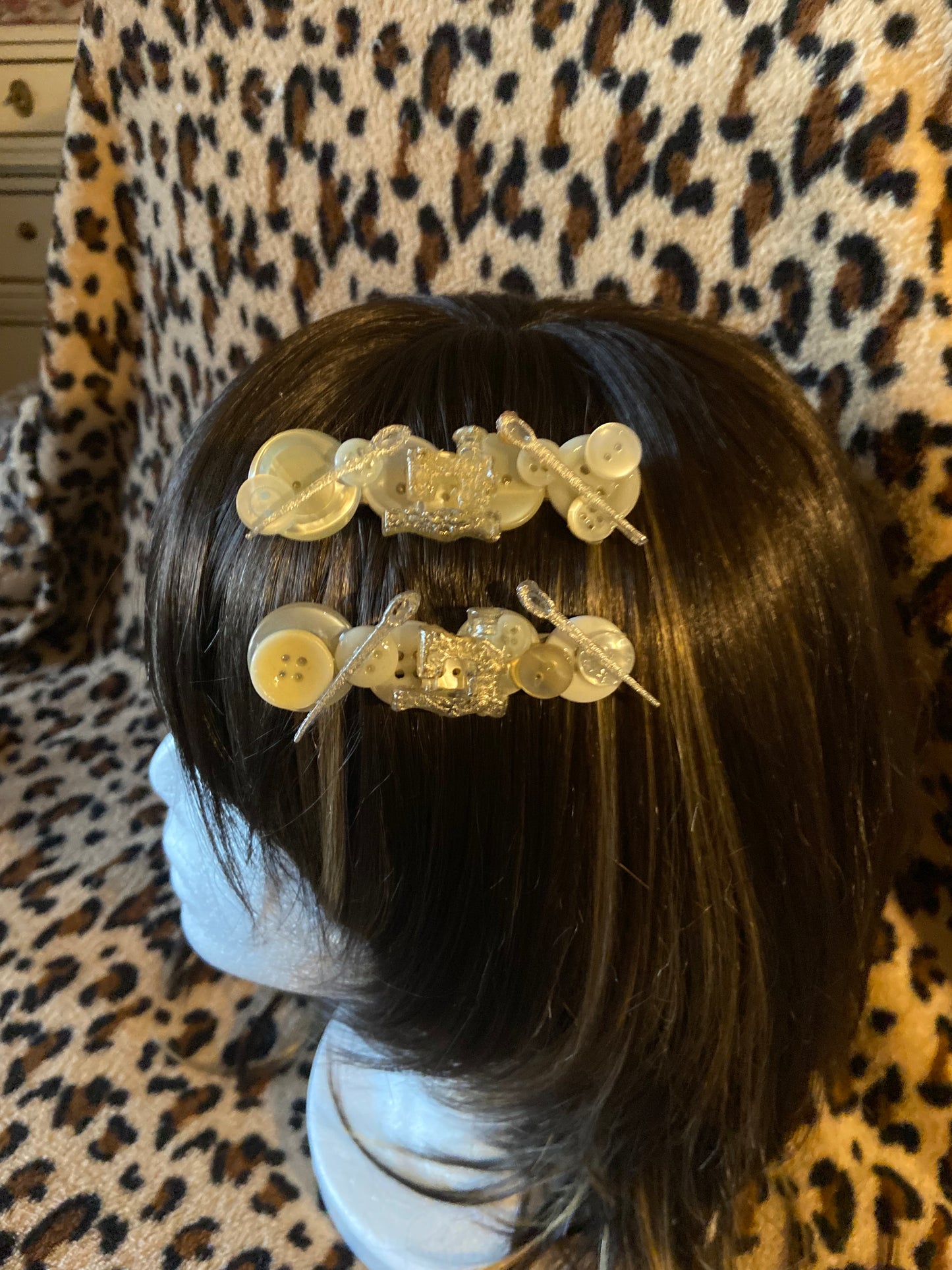 Barrette à boutons avec machine à coudre et aiguilles en résille