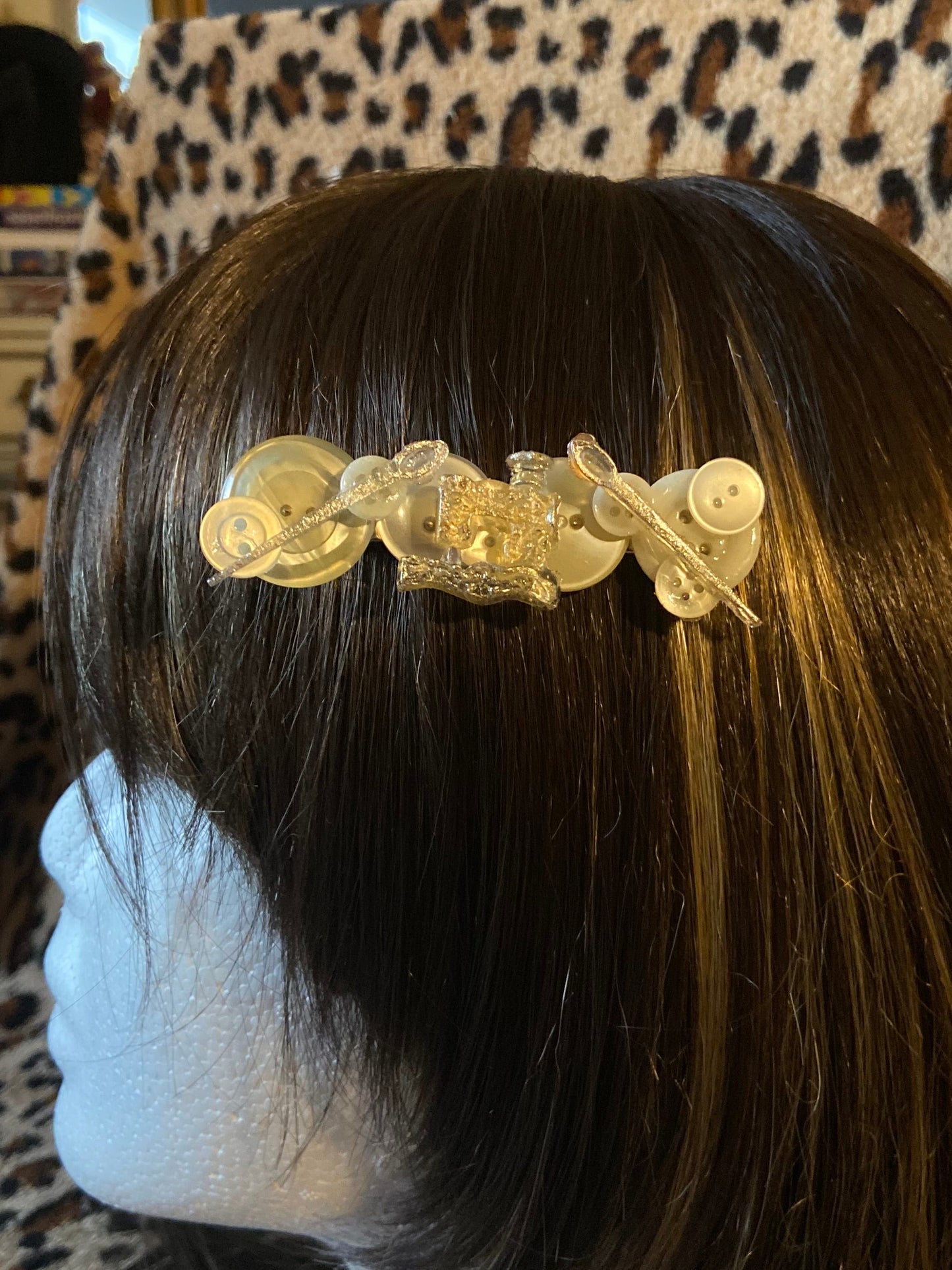 Barrette à boutons avec machine à coudre et aiguilles en résille