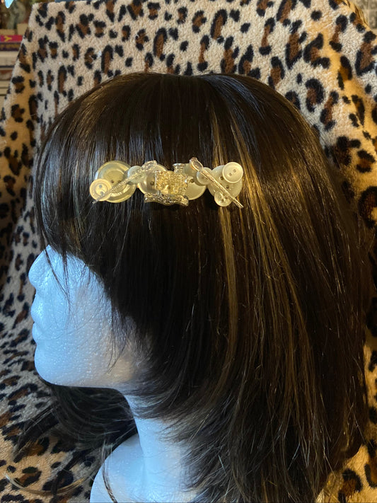 Barrette à boutons avec machine à coudre et aiguilles en résille
